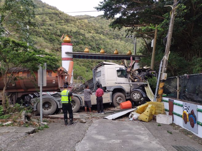 砂石车疑煞车失灵撞山壁 ，小客车惨被夹成「铁泥」。(记者爆料网提供)