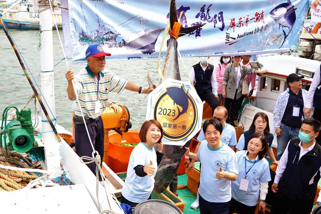 屏东「第一鲔」拍卖会7日下午在副总统赖清德与屏东县长周春米的主持下，最终由经营免税店的澎坊股份有限公司以1公斤1万200元夺标，破歷届拍卖纪录。（谢佳潾摄）
