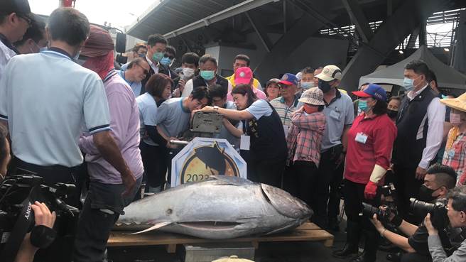  屏东「第一鲔」拍卖会7日下午在副总统赖清德与屏东县长周春米的主持下，最终由经营免税店的澎坊股份有限公司以1公斤1万200元夺标，破歷届拍卖纪录。（谢佳潾摄）