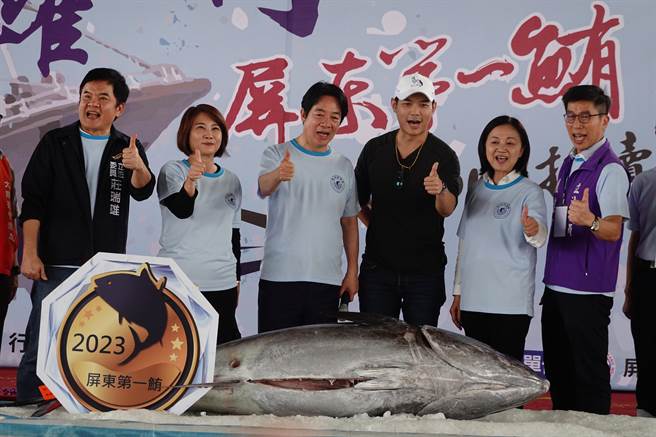  屏东「第一鲔」拍卖会7日下午在副总统赖清德与屏东县长周春米的主持下，最终由经营免税店的澎坊股份有限公司以1公斤1万200元夺标，破歷届拍卖纪录。（谢佳潾摄）