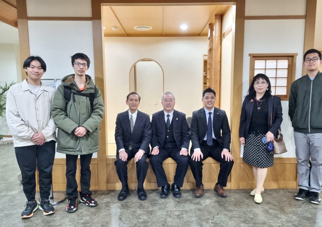 攝南大學荻田喜代一校長(中)，對於義守大學的「日本文化情境教室」讚譽有加，深刻感受義大在教學場域的建構、推廣異國文化的用心(照片/義守大學提供)。