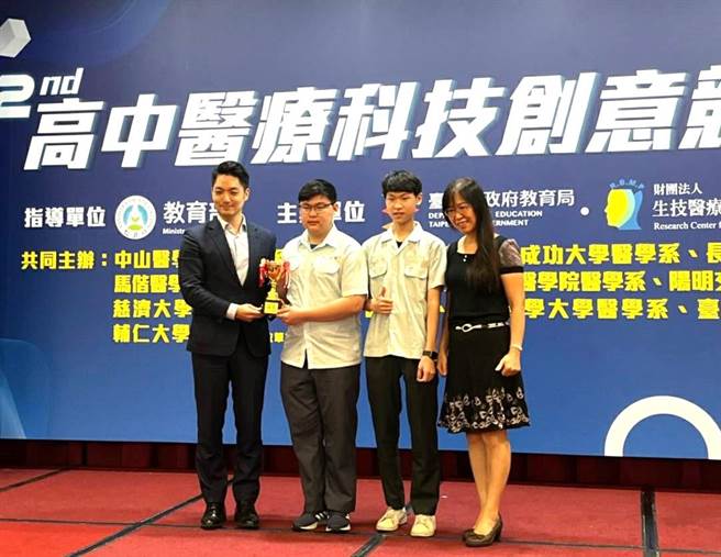 台中侨泰高中双语实验班学生跨校组队参加全国高中医疗科技创意竞赛获奖，由台北市长蒋万安（左1）颁发奖座给组员。（侨泰高中提供／潘虹恩台中传真）