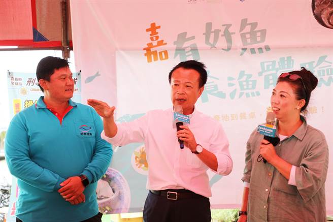 县长翁章梁（左二）、知名料理达人蔡季芳（右一）与在地养殖达人唐昕远（左一），一同介绍嘉义养殖业。（嘉义县政府提供／邱显诚嘉义传真）