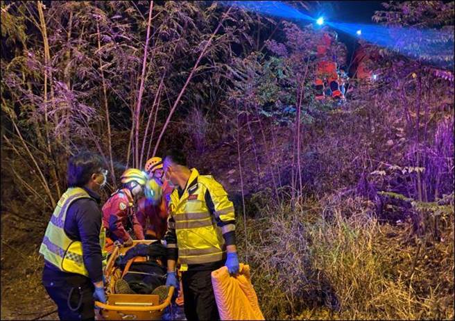 台中68歲陳姓失智翁日前深夜跌落北屯區太原路三段附近溪邊草叢，警方獲報立即趕至，依老翁細微的喘息聽聲辨位，摸黑將老翁救出並送醫院檢查，所幸其意識清楚無生命危險。（中市警五分局提供／潘虹恩台中傳真）