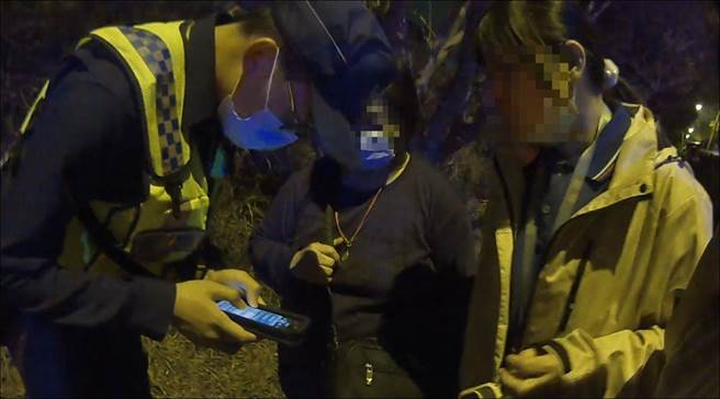 陳姓老翁日前下午突然請孫女幫他手機設定位，當日晚間9點多離家後就遲遲未歸，家屬雖依靠定位找到老翁位置，卻始終無法找到人，聽聞河堤下有微弱哀嗚聲便趕緊報警求助。（中市警五分局提供／潘虹恩台中傳真）