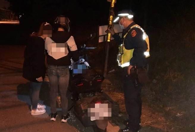 太平趙姓兄妹日前騎車返回南投國姓探望阿嬤，傍晚返程未注意機車沒油受困在長龍路四段山上，幸遇巡邏員警順利脫困。（太平警分局提供／潘虹恩台中傳真）