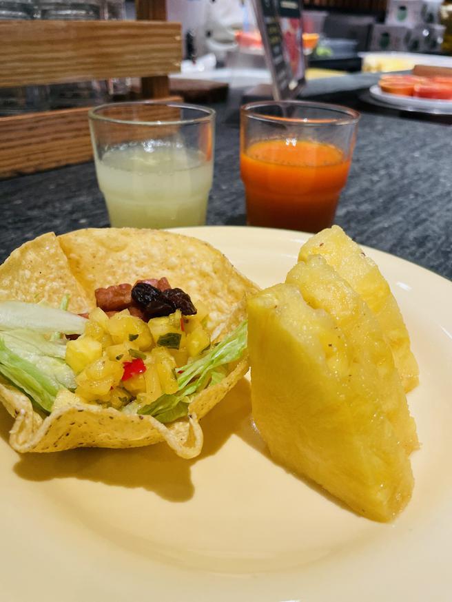 凤梨莎莎塔可饼＋金钻凤梨＋凤梨胡萝卜汁。(飨宾餐旅提供)