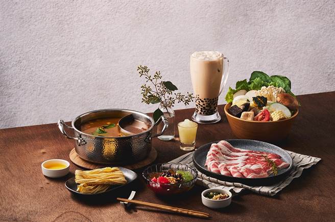 大陸台資餐飲品牌呷哺集團返台開創首間台式小火鍋「呷哺呷哺」，主打吃鍋配手搖的複合新「食」尚。(呷哺集團提供)