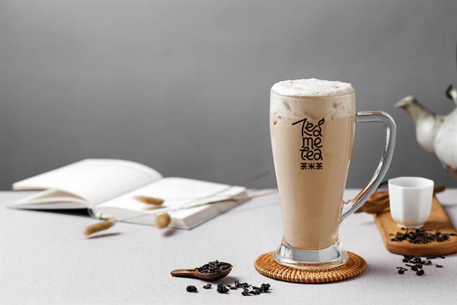 店內有自營的手搖飲品牌，傳統小火鍋結合手搖茶飲，民眾可補差價選自己想喝的手搖。(呷哺集團提供)