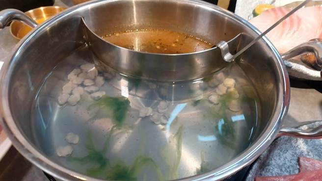 業者特別為台灣首店設計的「鍋中鍋」，固定的小鴛鴦是「養生菌菇鍋」，大鴛鴦則有5種祕製鍋底可選。(陳韻萍攝)