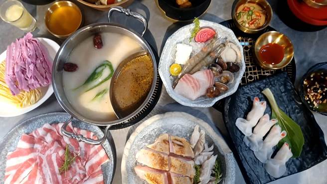 大鴛鴦的5款特製湯頭首推暖心「胡椒豬肚雞鍋」，秘密武器就是加入燕麥奶，令湯底更加滑順可口。(陳韻萍攝)