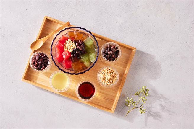 「呷哺呷哺」餐後提供充滿特色的冰Q粉收尾。(呷哺集團提供)