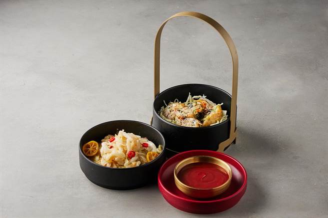 「呷哺」菜單中還可吃到鮮蚵捲、蝦捲等台灣道地傳統美味。(呷哺集團提供)