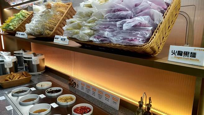 自助吧檯區有6種麵食和開胃小菜無限供應。(陳韻萍攝)
