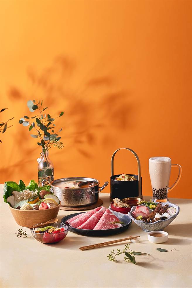 「呷哺呷哺」採套餐吃法，可挑選鍋底、主食、肉類或海鮮，套餐附有蔬菜拼盤、自助調味吧、開胃冰沙和茶飲、冰Q粉。(呷哺集團提供)