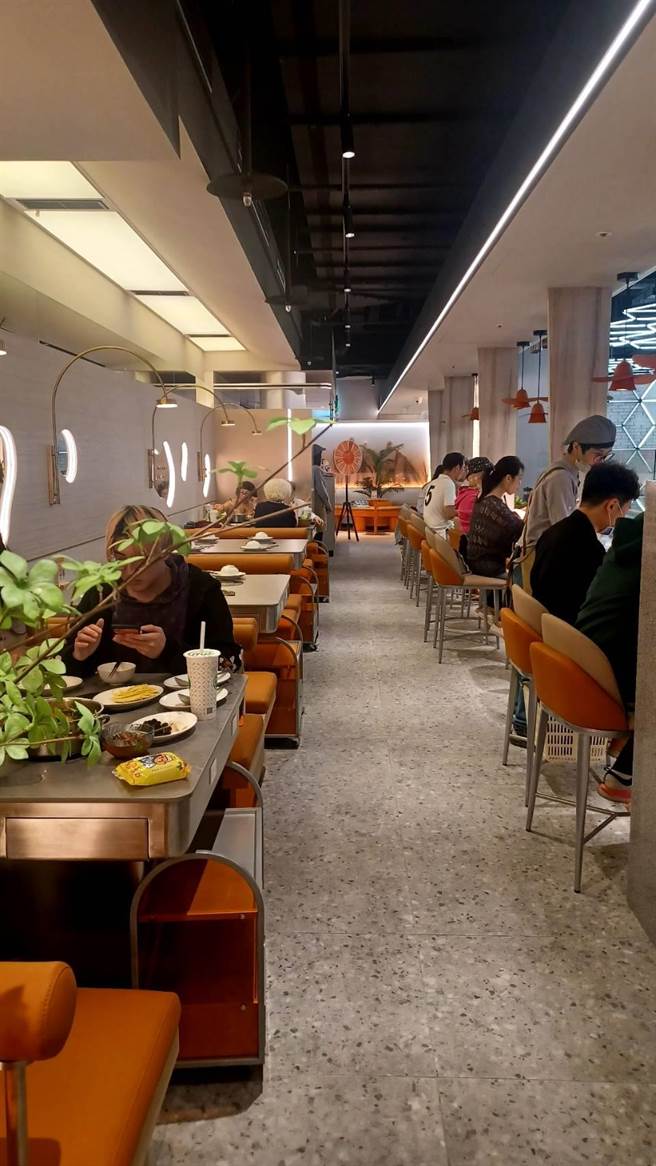 「呷哺呷哺」台灣首間門店座落於台北市中山區，店面簡約時尚，以4人座位與單人吧檯區為主。(陳韻萍攝)