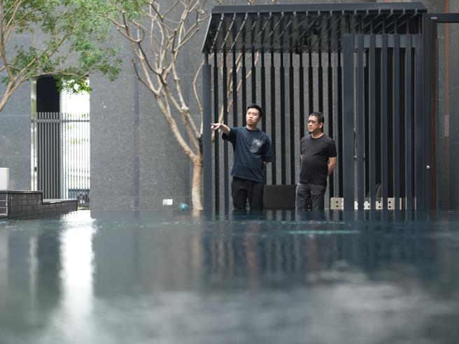 泰嘉开发董事长吕金发(右)与第二代接班人吕维哲(左)分别代表上一代在地，下一代国际。(泰嘉开发提供)