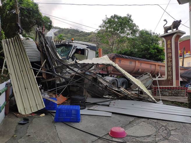 曳引车行驶台9线疑煞车失灵暴衝，将路旁汽车、铁皮屋、岗哨亭全撞毁。（警方提供／谢佳潾屏东传真）