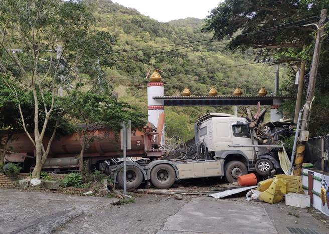 曳引车行驶台9线疑煞车失灵暴衝，将路旁汽车、铁皮屋、岗哨亭全撞毁。（警方提供／谢佳潾屏东传真）
