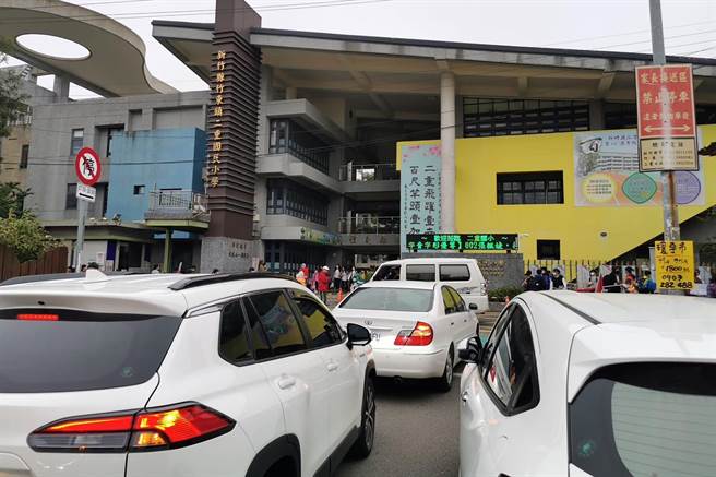 竹东镇外五里人口增加，光明路、学府路路幅狭小，造成二重国小学生上下学步行困难。（林思铭提供／罗浚滨新竹传真）