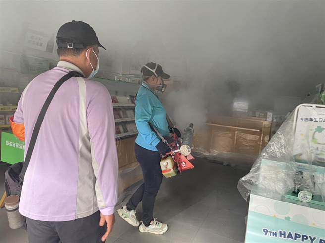 台南市登革热防治中心持续加强个案住家及活动地周边病媒蚊密度调查、孳生源清除及化学防治。（台南市登革热防治中心提供／曹婷婷台南传真）