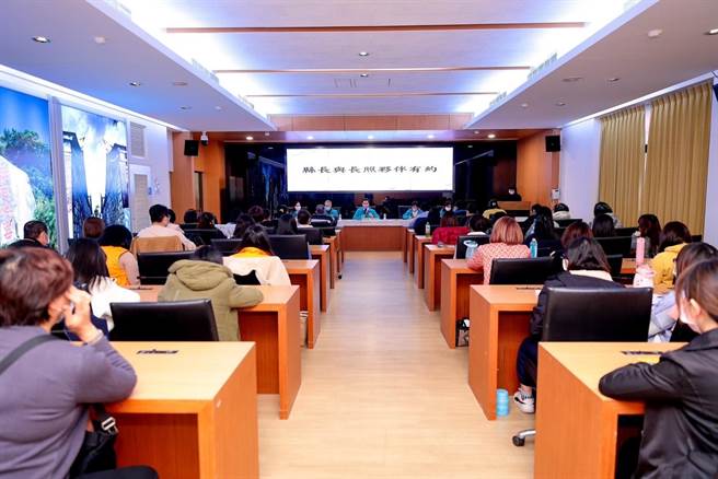 金门县长陈福海(中)与居家式长照机构及卫生局长期照顾科人员举行座谈会，积极倾听各方建言。(图／金门县政府提供)