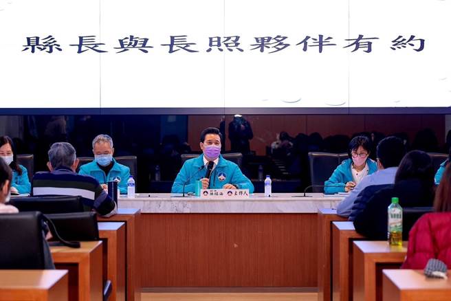 陈福海(中)藉由与第一线服务人员面对面的座谈，了解在服务过程里所遭遇的困难，共同面对找方法解决。(图／金门县政府提供)