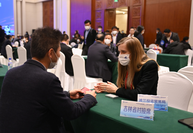 各地政府都为年度招商引资设定高标准，并对下属官员立下军令状。图为吉林今年的招商活动。（图／中新社）