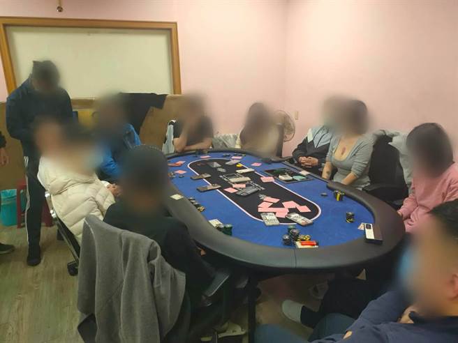 中和警方破获德州扑克赌场，爆乳荷官一併被捕。（警方提供）