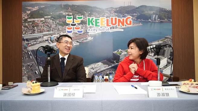 谢国梁（左）与台北市议员游淑慧（右）在广播畅聊执政百日的心得与政绩。（基隆市政府提供／徐佑升基隆传真）