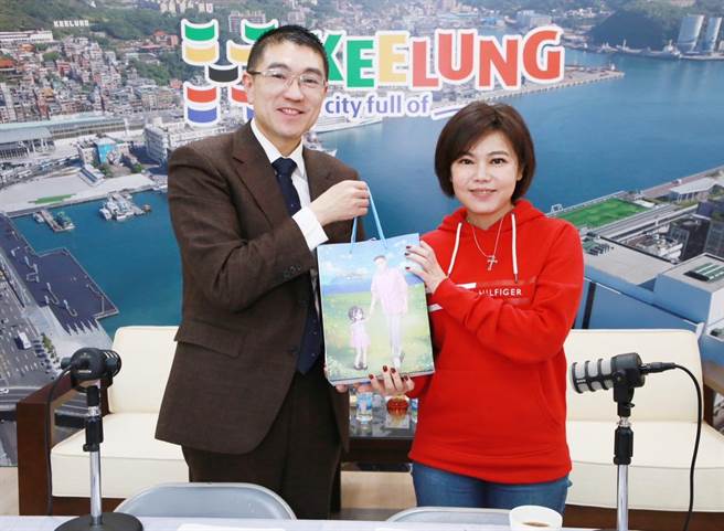 谢国梁（左）致赠游淑慧（右）纪念品，结束这次特别的市政交流。（基隆市政府提供／徐佑升基隆传真）