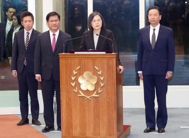蔡英文總統（右二）7日結束「民主夥伴共榮之旅」搭機返台，她在機場發表談話表示，此行讓國際社會看見台灣在面臨威脅時，不會停止與世界交流。（范揚光攝）