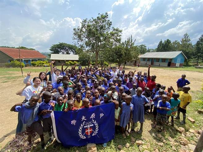 中原大学前进非洲乌干达海外服务，传递1万公里的温暖与关爱。（中原大学提供／蔡明亘桃园传真）