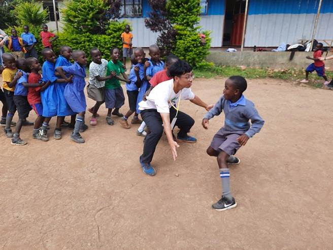中原大学与孩童进行团康活动，感受学生的热情与活力。（中原大学提供／蔡明亘桃园传真）