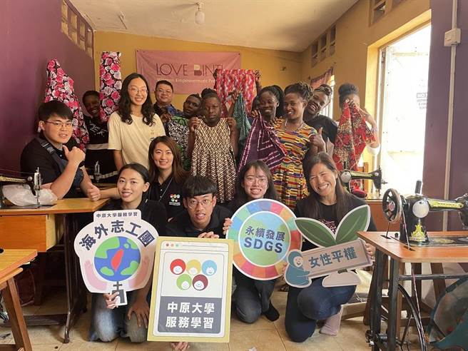 中原大学参访爱女孩国际关怀协会在地职训中心并与学员合照。（中原大学提供／蔡明亘桃园传真）