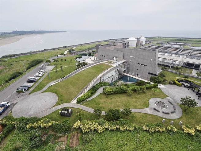 淡水水資源回收中心翻轉過去污水處理廠為鄰避設施的刻板印象，提供民眾嶄新的休憩空間。(黃敬文翻攝)