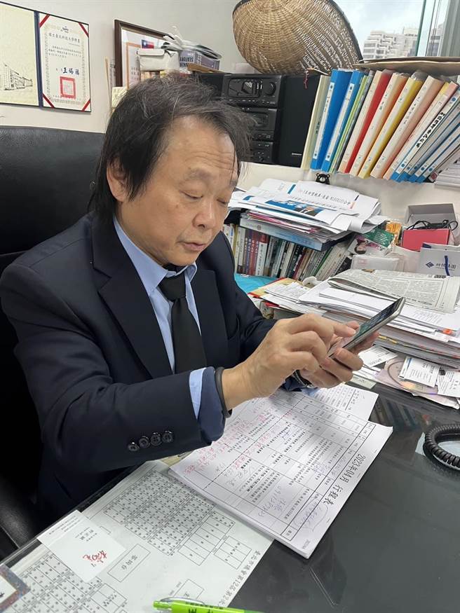 台北市议员王世坚今在脸书宣布开始学习使用智慧型手机和脸书社群。（摘自王世坚脸书）
