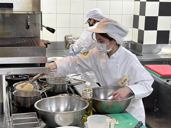 今在育达高中展开精彩绝伦的青少年西餐达人秀，这次术科竞赛考题为「白酒烩鸡附香芹橄榄型马铃薯」。（蔡明亘摄）