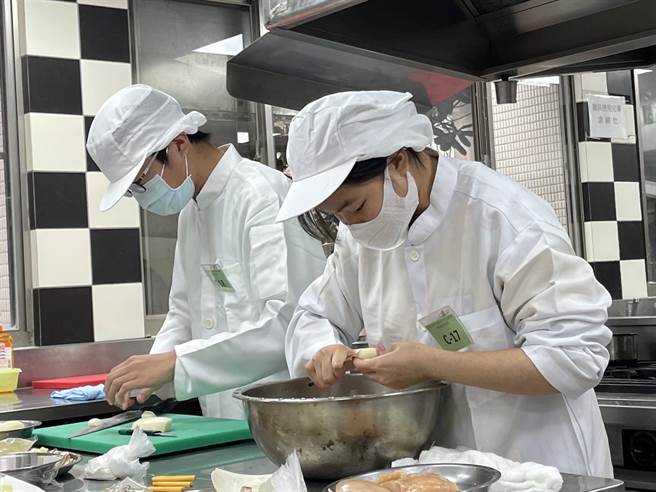 今天有来自桃园50所国中的83位选手匯聚在育达高中争夺西餐达人宝位。（蔡明亘摄）