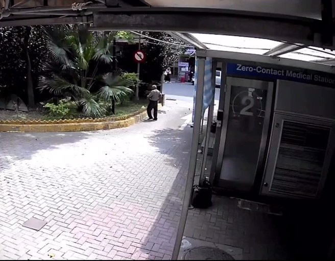 林姓男子在和平医院急诊室车道口拿刀在射树木。（简铭柱翻摄）