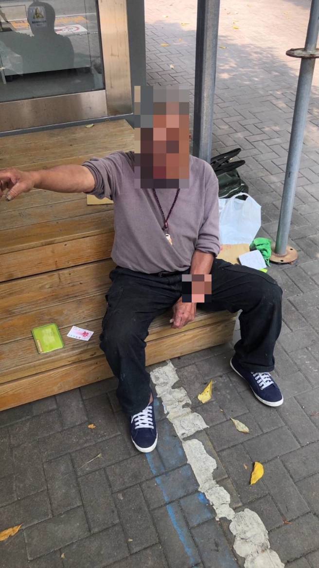 林姓男子在和平医院急诊室车道口拿刀在射树木。（简铭柱翻摄）