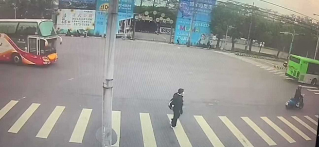 女大生离台前9天曾到通讯行买手机。（图／翻摄画面）