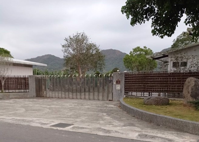 高雄前副市长陈启昱旗山违法豪宅遭罚10万并限期改善，又传出隔壁两栋农舍也违法遭罚，地方爆疑与绿营人士有关。（林雅惠摄）