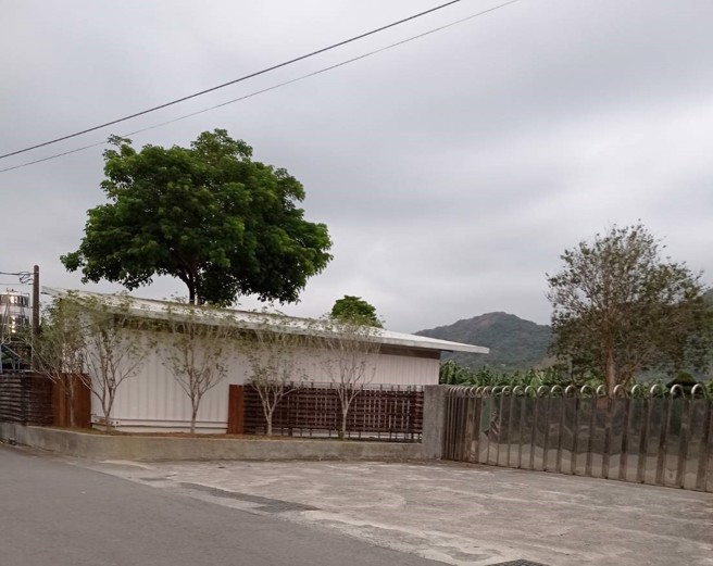 高雄前副市长陈启昱旗山违法豪宅遭罚10万并限期改善，又传出隔壁两栋农舍也违法遭罚，地方爆疑与绿营人士有关。（林雅惠摄）