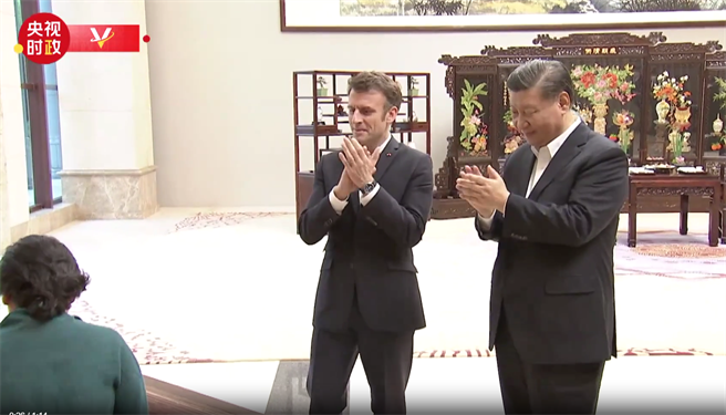 中国国家主席习近平与法国总统马克宏，7日在广州松园白云厅共同欣赏《高山流水》的乐曲。 （摘自大陆央视画面）