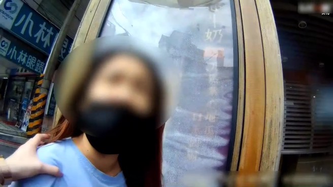 文山第二警分局员警落实交通执法，意外查获毒品犯嫌。（警方提供）