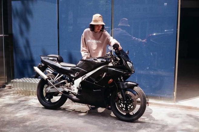 孟耿如把车子送给大学学弟。（图／翻摄自孟耿如脸书）