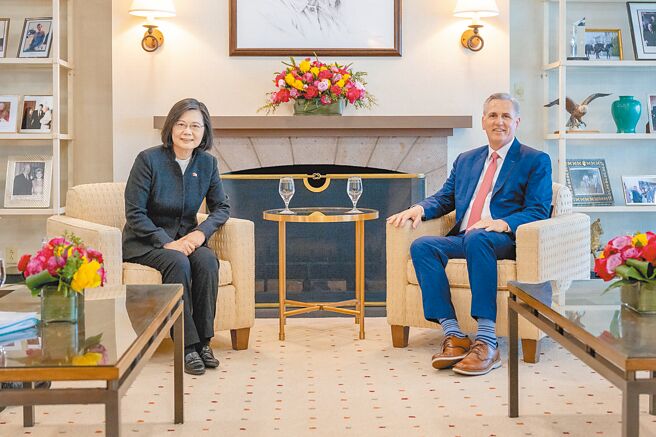 总统蔡英文（左）在「雷根图书馆」与美国眾议院议长麦卡钖（Kevin McCarthy）进行会谈。图／路透