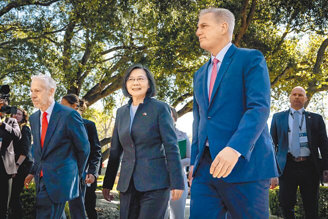 蔡英文总统（左二）「民主伙伴共荣之旅」结束贝里斯的访问行程后，于美国时间5日在洛杉矶与美国眾议院议长麦卡锡（右一）（KevinMcCarthy）会谈，并与跨党派议员进行双边领袖会议。（总统府提供）