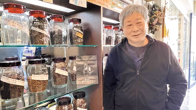 「磐石咖啡烘焙坊」店长吴铭哲透过不断研究和创新，烘焙出不同风味的咖啡豆，满足热爱咖啡的老饕。（张毓翎摄）